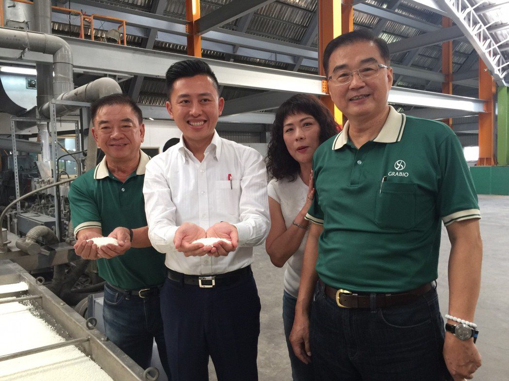 新竹市長林智堅（左二）捧起以玉米澱粉為材所做的塑膠粒，提倡環保。 記者郭宣彣／攝...
