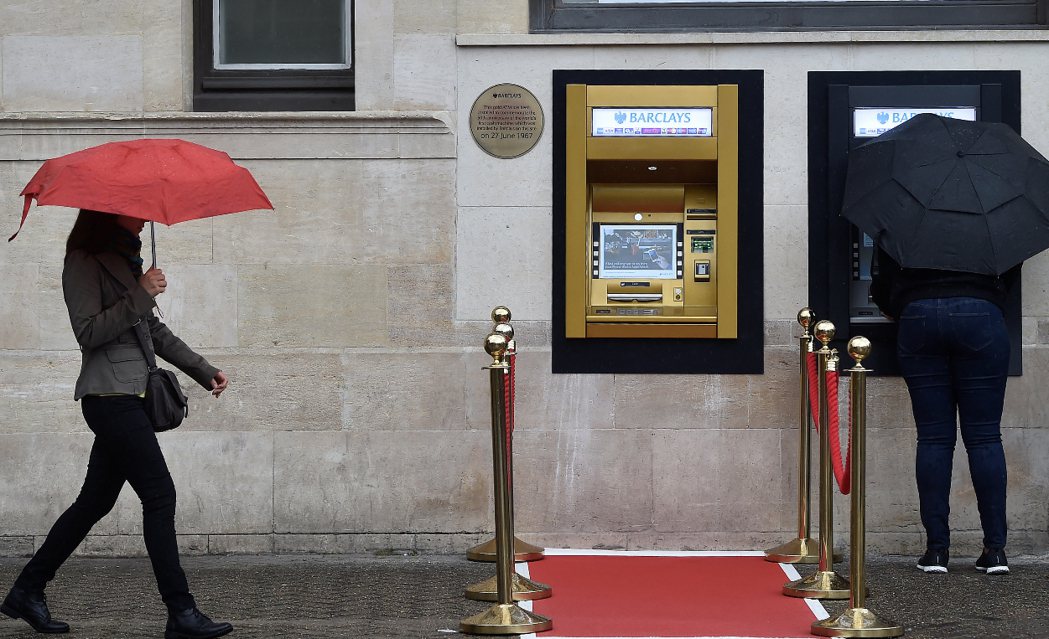 全球第1台ATM金光閃閃 慶祝50歲生日