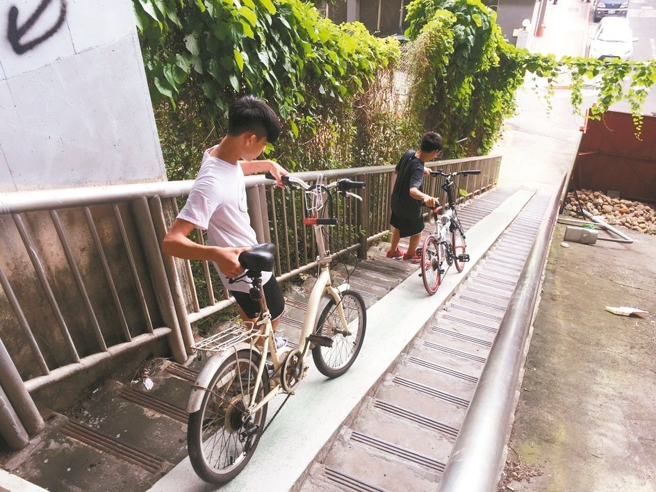 北市部分自行車牽引道，坡度太陡，牽車也容易暴衝。 記者楊正海／攝影