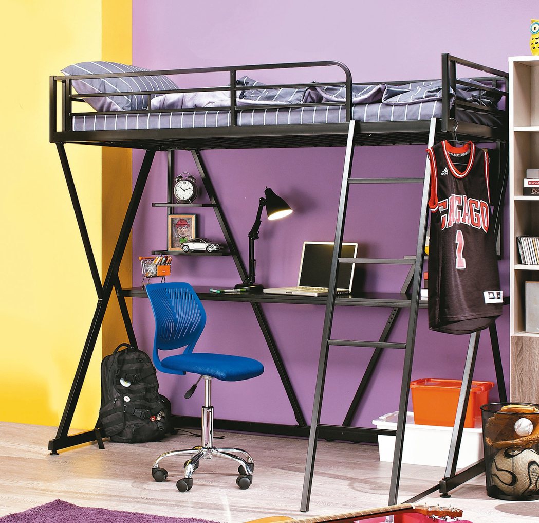 複合式床架結合書桌與床鋪，讓居家空間1坪可當2坪用。 特力屋／提供