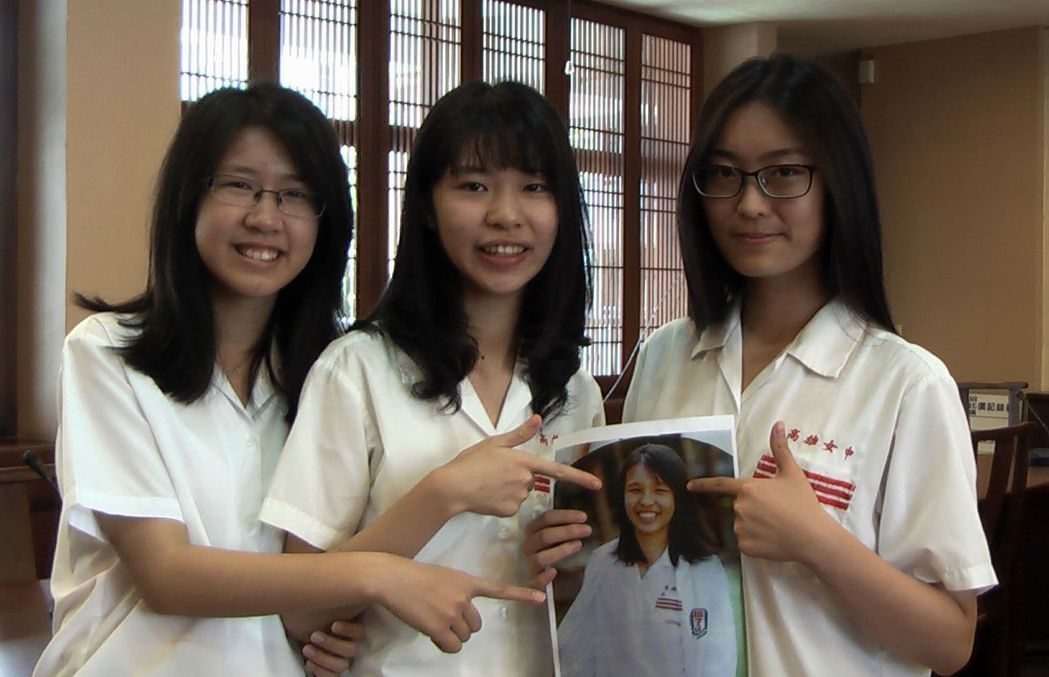 高瞻班學生潘妍廷、余玟昕與蔡婕玫（左至右）與照片中的楊子昂，一起錄取台大醫科，創...