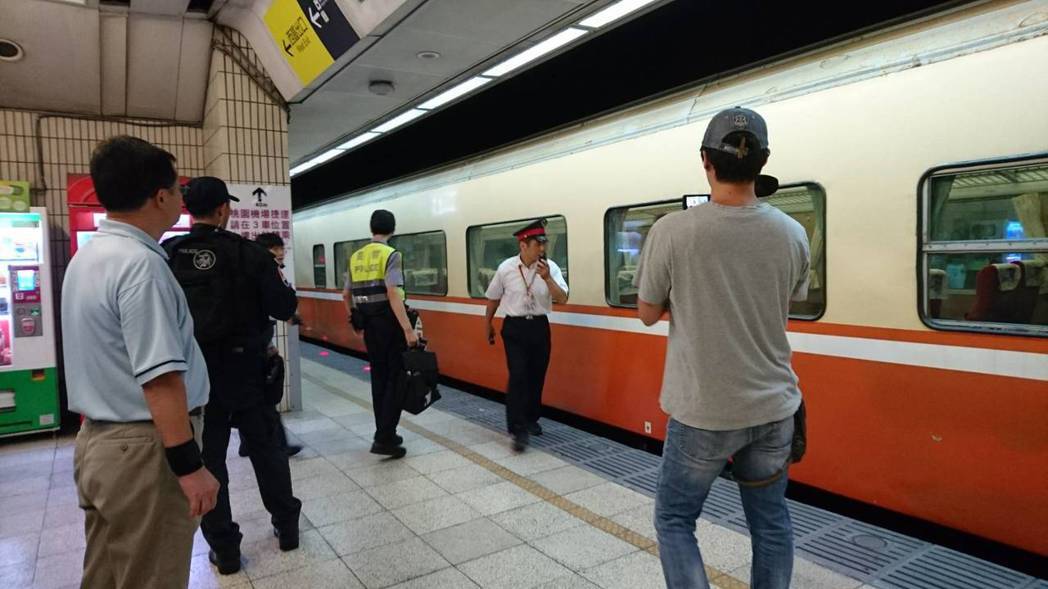 今天上午11時許有旅客從月台上跳下鐵軌，遭513次莒光號撞及，警方蒐證完畢放行列...