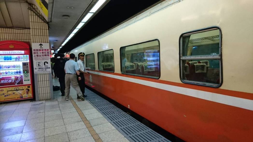 有男子在台北車站月台跳下鐵軌，列車延誤約半小時。圖／台鐵提供