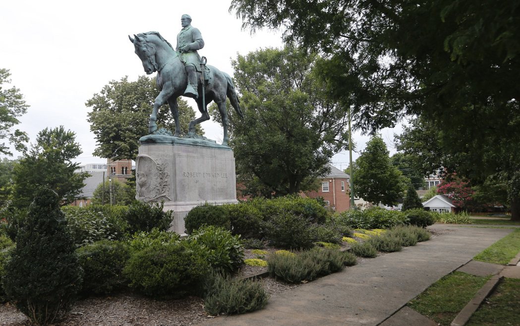 全美有许多与邦联历史有关的雕像，图为维州夏洛兹维尔的李将军像。(美联社)