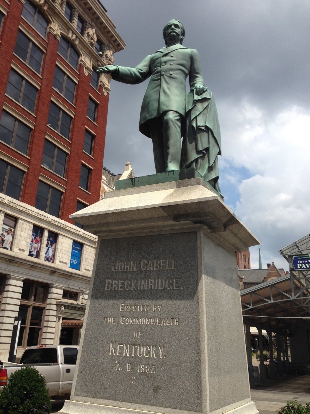 全美还有许多纪念邦联历史有关的雕像，例如肯塔基州勒辛顿的布瑞金瑞吉雕像。(美联社...