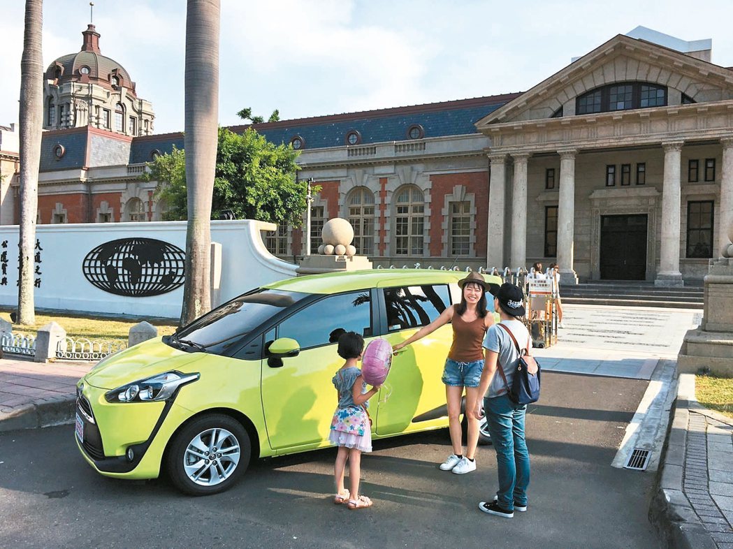 多元化計程車鬆綁車體顏色、費率，有台南業者推出綠色計程車。 記者綦守鈺／攝影