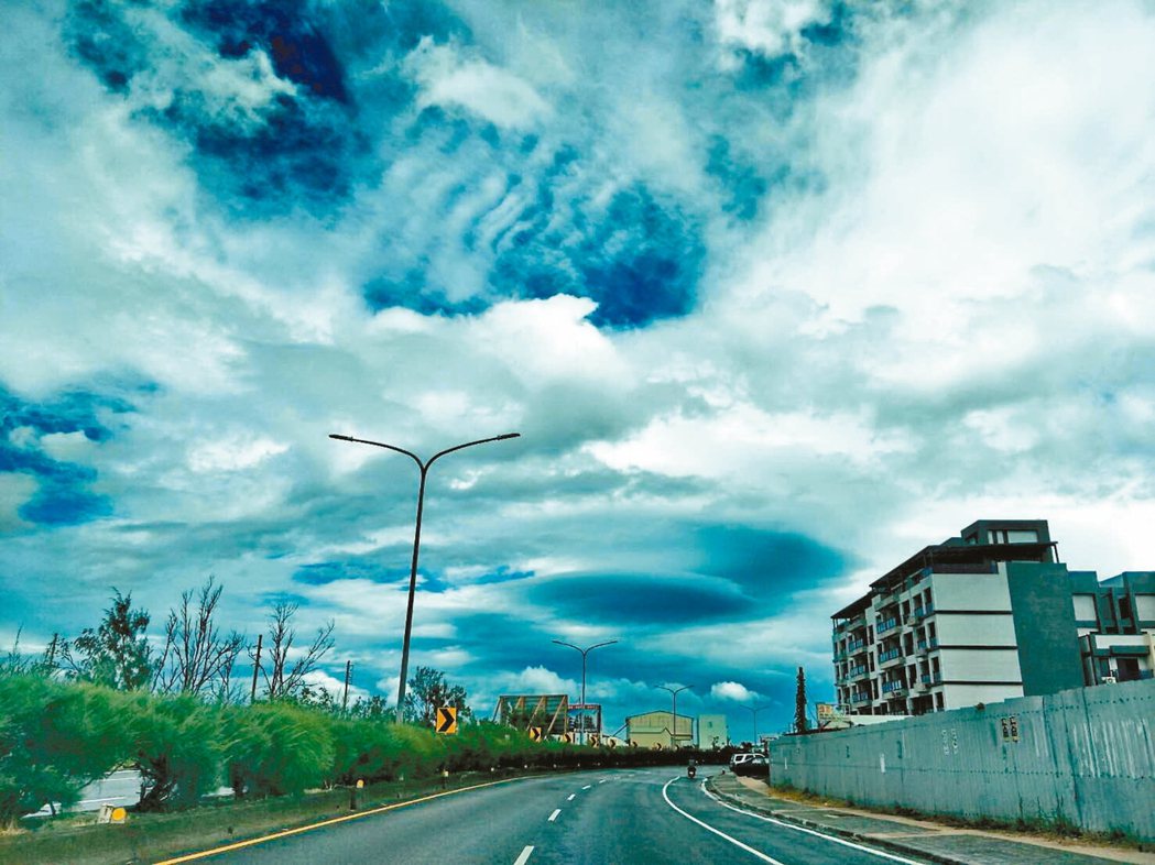 天鴿颱風昨天上午掃過南台灣，首當其衝的屏東恆春只有微風和小雨，天空一度出現多層次的雲層，彷如一幅潑墨畫。 記者潘欣中／攝影