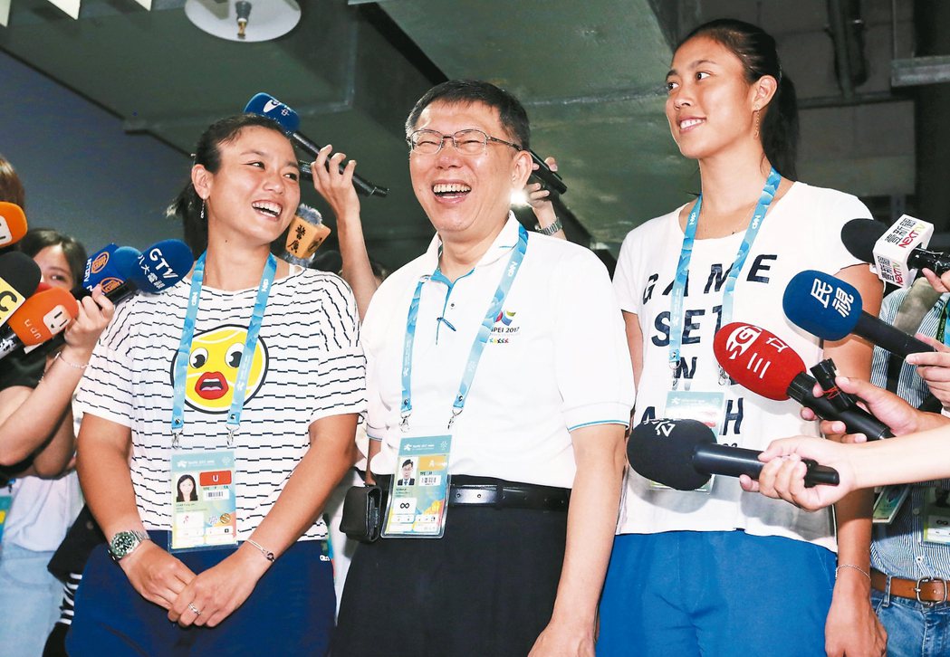 台北市長柯文哲（中）上午前往台北網球中心，慰勞世大運同仁，巧遇正在為世大運比賽訓練的詹詠然（左）、詹皓晴（右）姊妹，開心的笑稱詹皓晴比他高很多。 記者胡經周／攝影