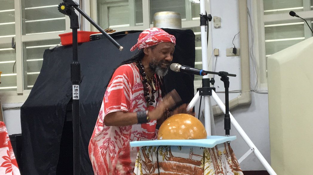 KILEMA(克雷馬)以南瓜殼作為樂器，演奏出熱情的音樂。記者徐庭揚／攝影
