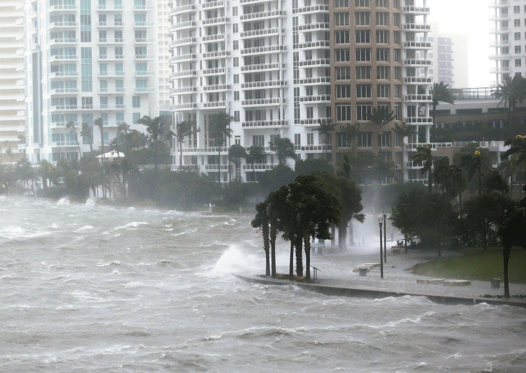 颶風厄瑪10日登陸美國佛羅里達州，濱海地區街道淹水，邁阿密市區高樓塔頂工程吊車崩落。 美聯社