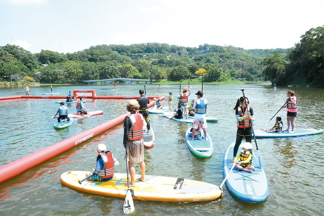 新竹市青草湖引進立式划槳（SUP），很多親子「同舟共濟」。 記者林家琛／攝影