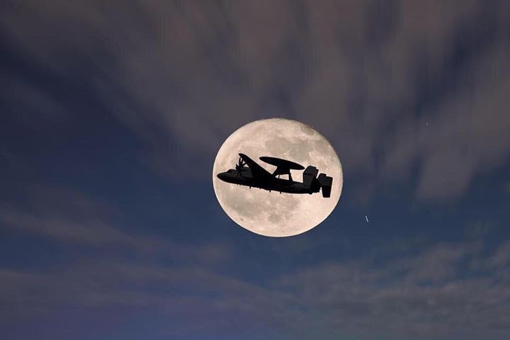 空軍賀節文宣這幀E-2K奔月攝影作品，令網友印象深刻。圖片來源：空軍司令部臉書粉...