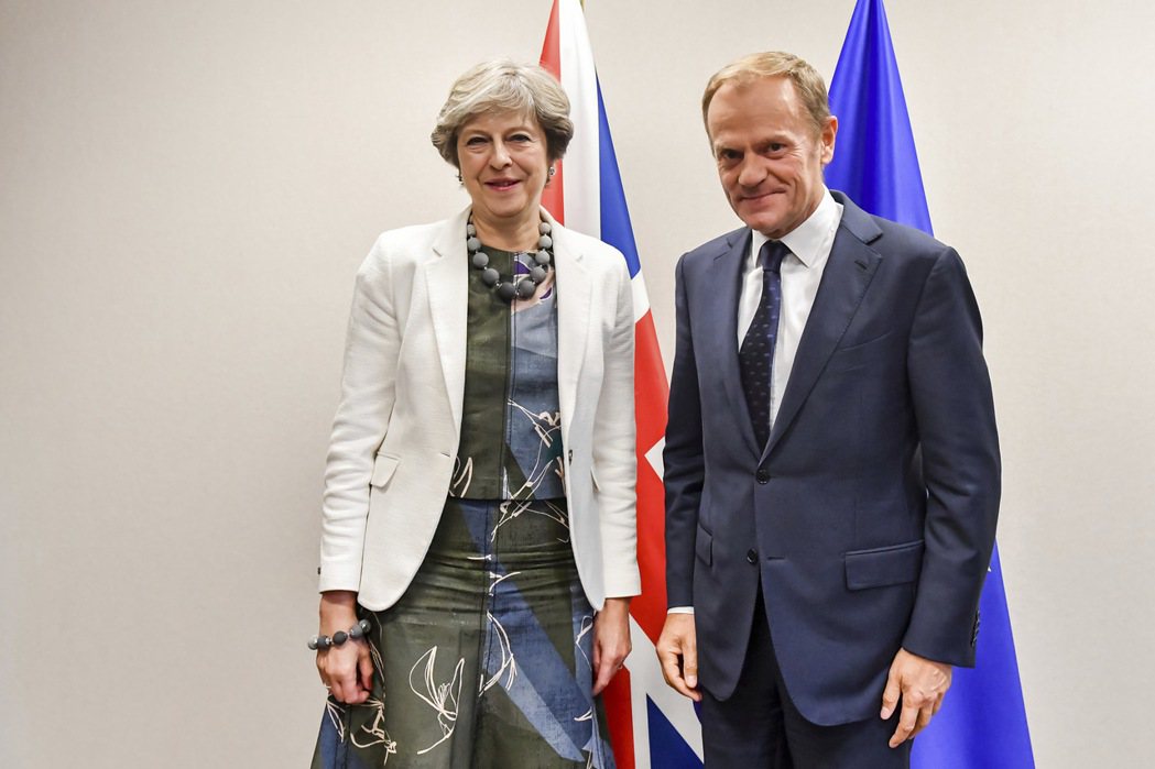 英國首相梅伊（左）與歐洲理事會主席圖斯克（右）在歐盟高峰會合影。 美聯社