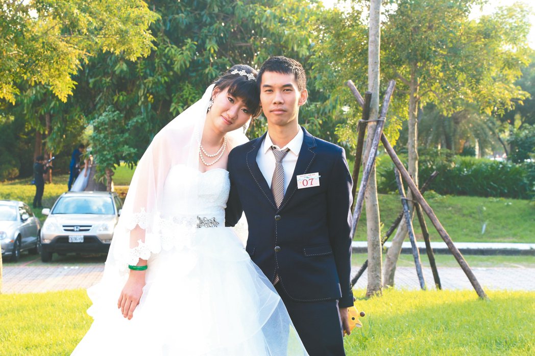 台北市聯合婚禮有一對新人李尚倫（右）和謝佩樺（左）是高中班對，因一次意外女方失去...