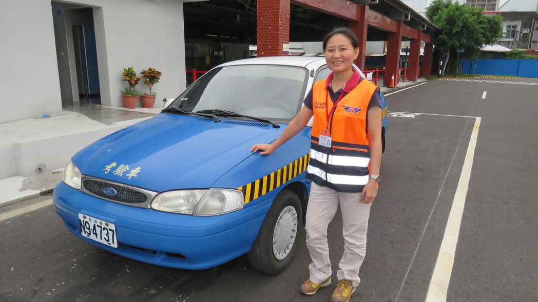 到台東服務不到2個月的吳孟倩，是台東監理站首位女性汽車考驗官。記者潘俊偉／攝影