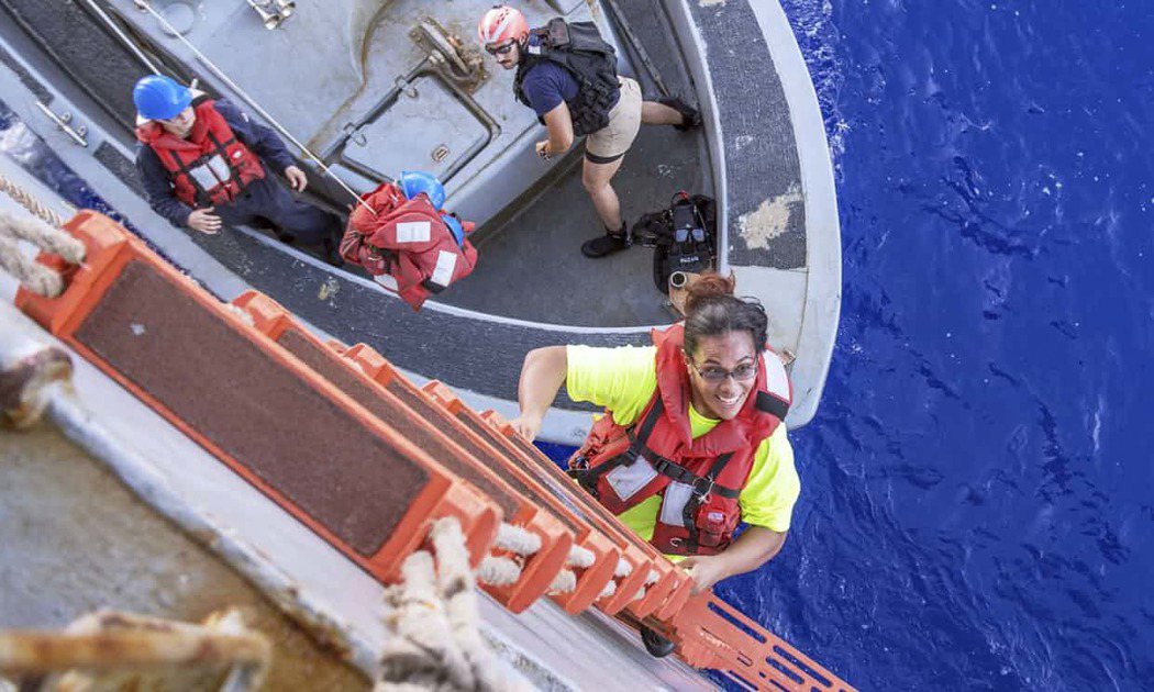 美國2名女子和2隻隨行小狗在海上漂流5月才被發現獲救。美聯社