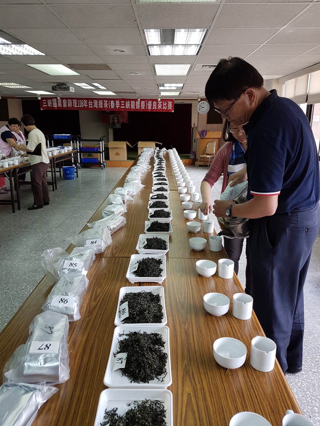 新北市三峽區的碧螺春茶，每年舉辦兩次茶評鑑，所產出的春茶和冬茶的冠軍茶，數量雖然...
