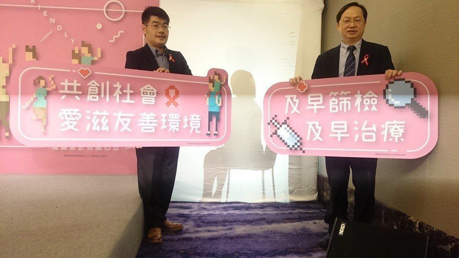 露德協會秘書長徐森杰（左）、愛滋病患安妮（中）與台灣愛滋病學會理事長林錫勳（右）...