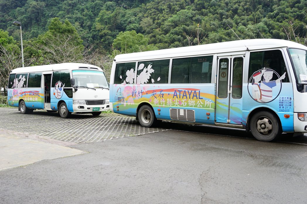 新竹縣尖石鄉今年推出觀光公車，有如深山中的「計程車」，鄉民、遊客可預約叫車。記者...