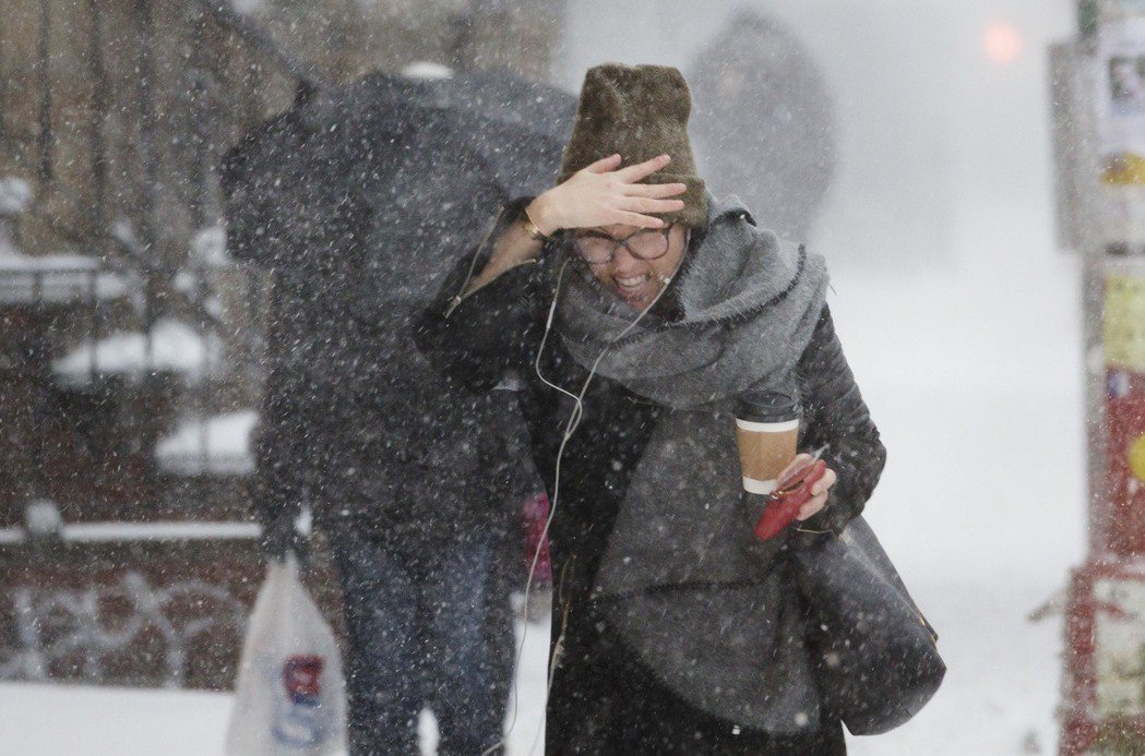 紐約4日迎來暴風雪，而極寒氣溫還將持續至周末。州長葛謨4日稍早宣佈全州進入緊急狀...