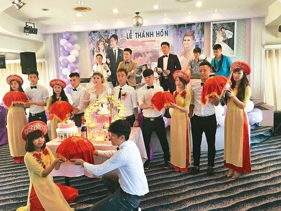 Candy婚紗工作室幫忙越南籍新人拍婚紗、辦婚禮，在異鄉也能一圓結婚夢。 圖／C...