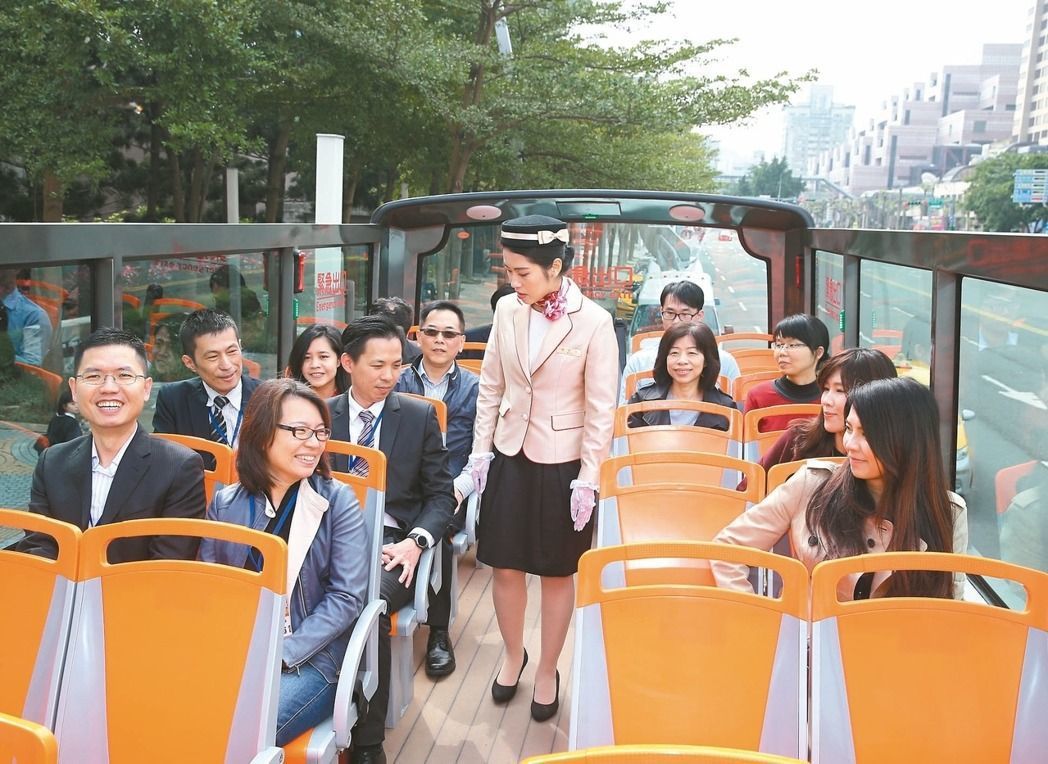 台北市雙層觀光巴士上路即將滿一周年，不過因乘車人數不若預期，目前還在虧損狀態，廠...