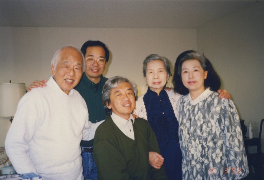 膠彩畫大師郭雪湖（左）的作家兒子郭松棻（中）中風後，一度由當時的89歲父親照顧。...