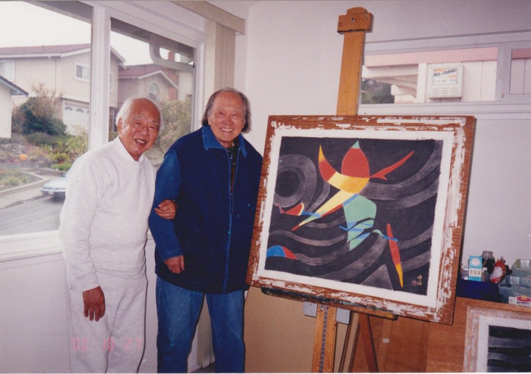 膠彩畫大師郭雪湖（左）與他的抽象畫。圖／馬可孛羅提供