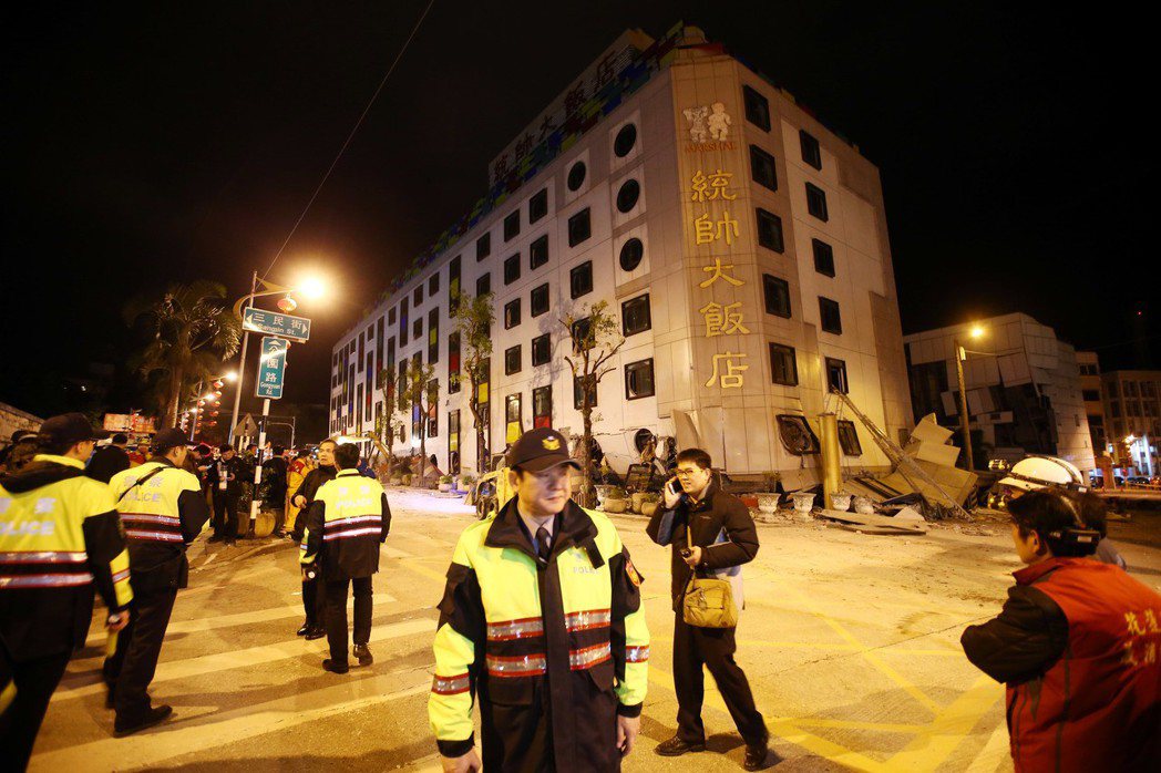 花蓮市發生6級淺層地震，市中心統帥飯店發生倒塌傾斜，強震將大樓的一、二樓壓到地平...