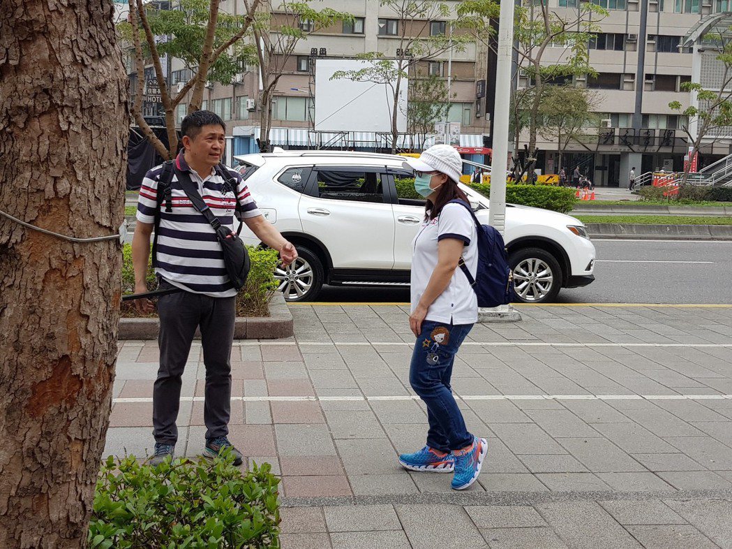 台北市今天空氣品質不佳，部分民眾戴口罩出門。記者翁浩然／攝影
