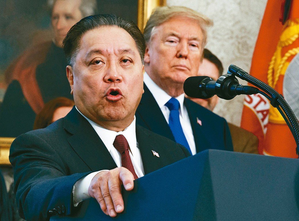 博通執行長陳福英（左）去年11月在白宮宣布將把公司總部從新加坡遷往加州，美國總統川普在旁聆聽。 美聯社