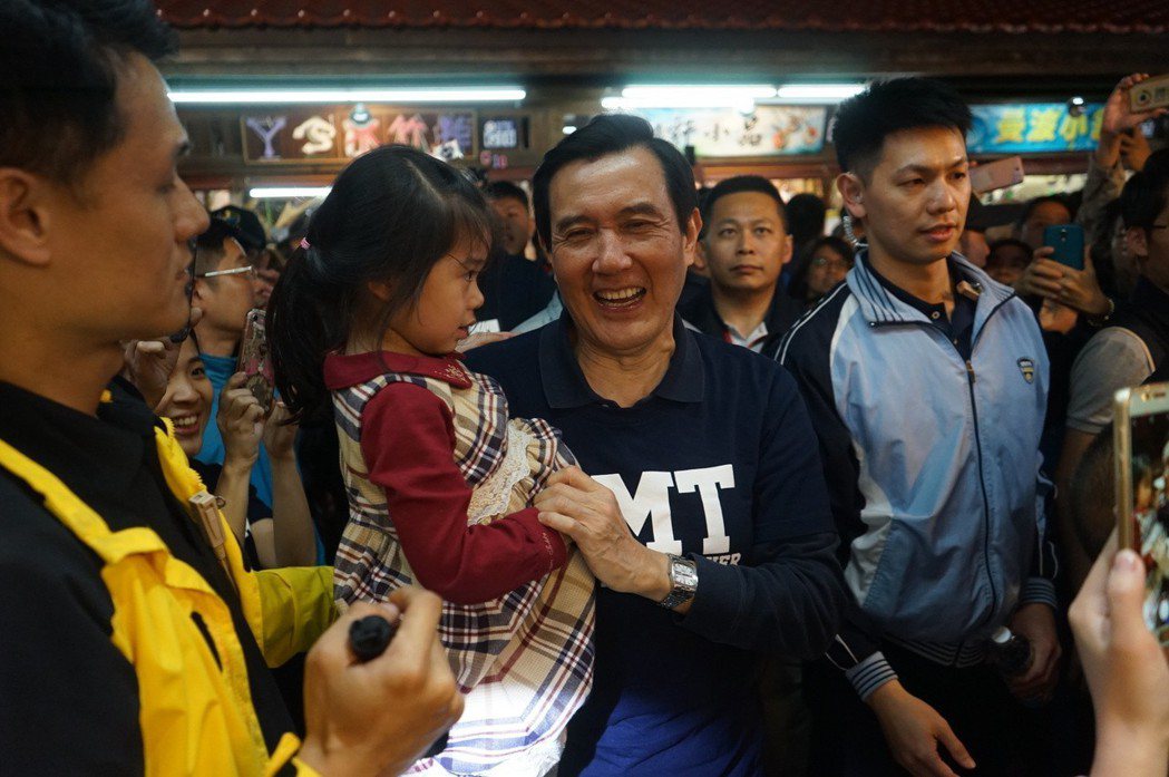 馬前總統二訪花蓮東大門夜市，抱起孩童，展現親民作風。記者王燕華／攝影
