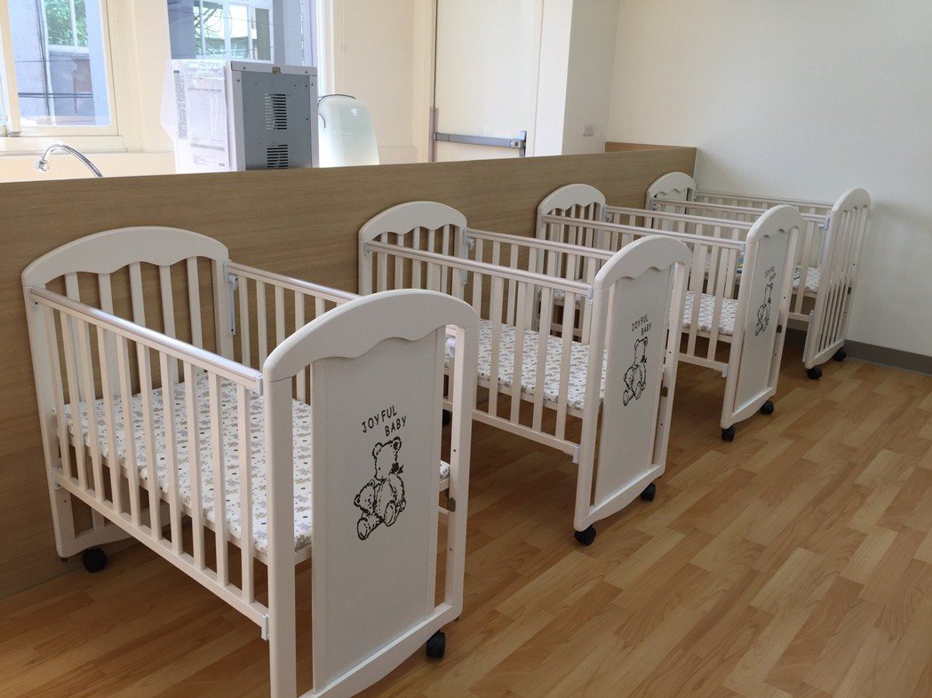 托嬰中心空間大，嬰兒床間距也寬。記者鄭國樑／攝影
