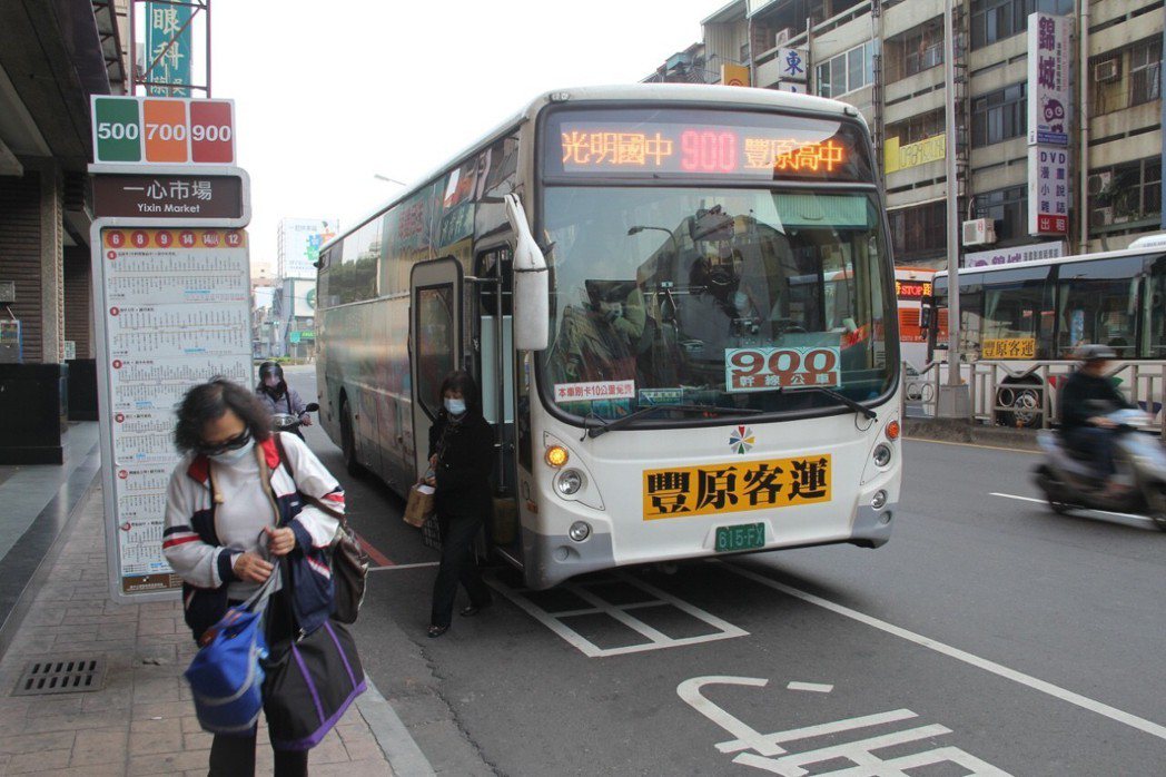 台中市交通局分析公車刷卡數據後，推出只停大站的蛙跳公車，在尖峰時段縮短通勤時間。圖／報系資料照