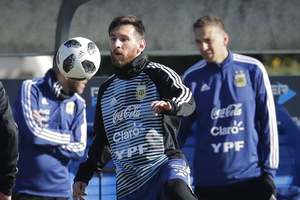 阿根廷為確保陣中王牌梅西能以最佳狀態出征，訓練中讓他配戴先進的特殊儀器，對他進行...