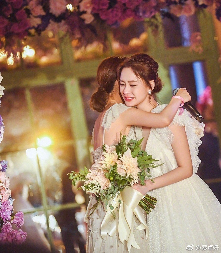 阿嬌在婚禮上擁抱好姐妹阿Sa。圖／摘自微博