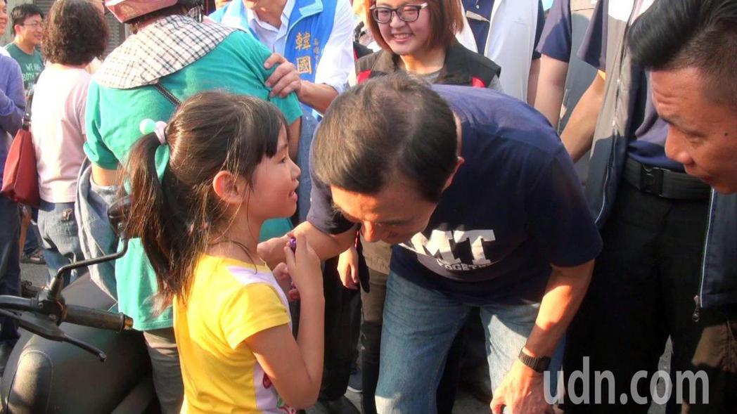  The former president Ma Ying-jeou accompanied the members of the Kuomintang The selection of people sweeping the streets, even children are interactive ... Reporter = 