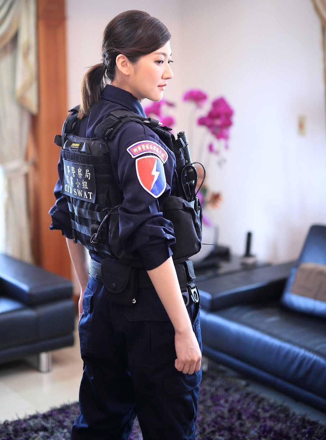 刑事局拍攝反詐騙宣導短片，由藝人林逸欣飾演警察。圖／刑事局提供