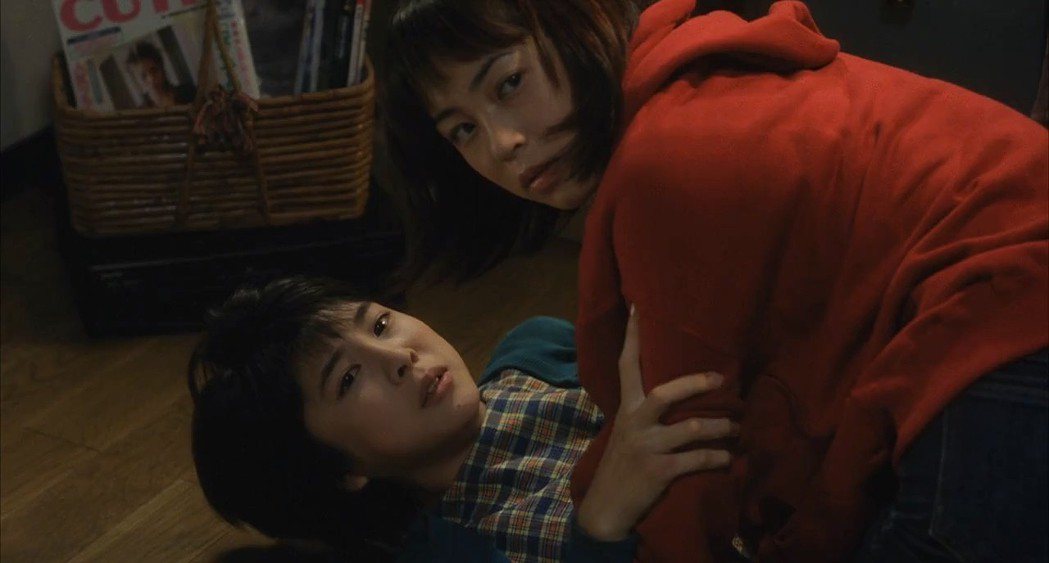 竹內結子（左）與佐藤仁美扮演被貞子詛咒纏身的青少年。圖／摘自imdb