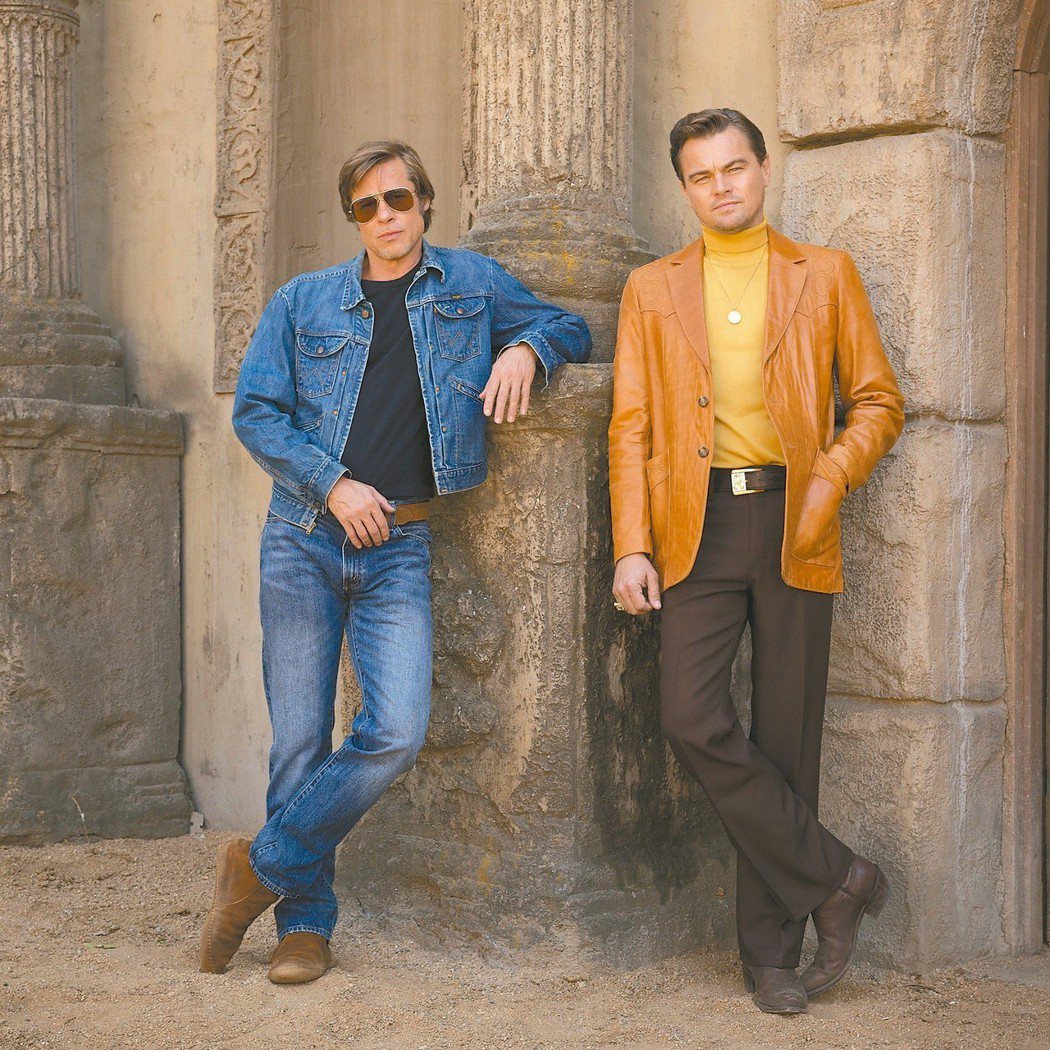 布萊德彼特(左)與李奧納多狄卡皮歐首度合演新片「從前，有個好萊塢」，造型復古。圖...
