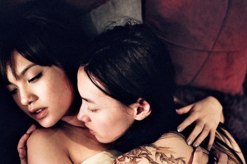 楊丞琳、梁洛施曾在「刺青」裡面表演一對女同志情人。圖／三映片子供給