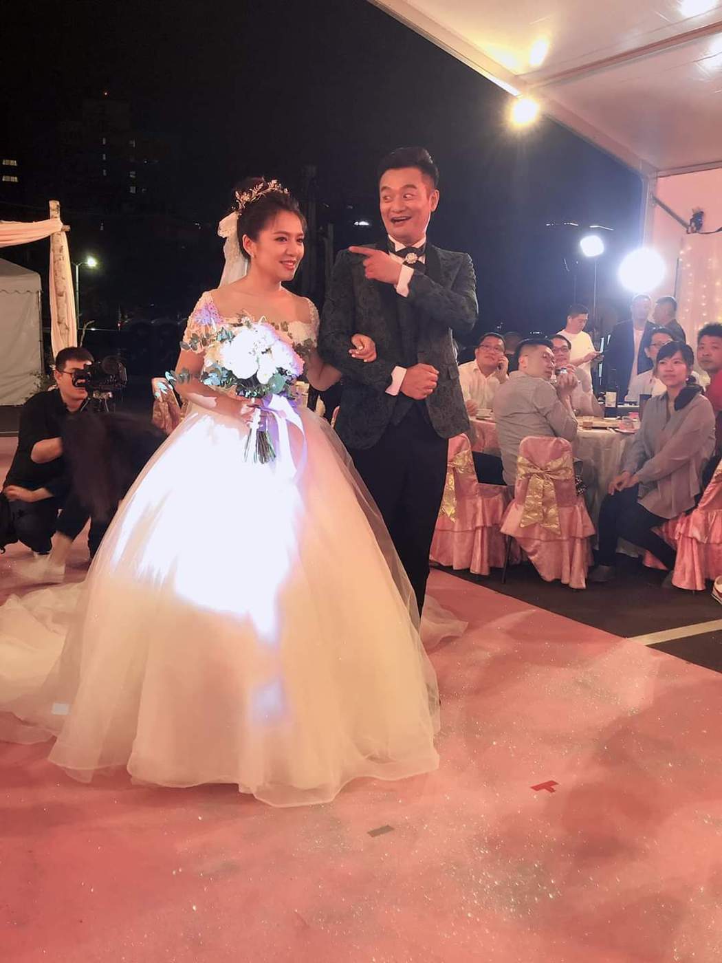 林佑星（右）與老婆小妏舉辦辦桌婚禮。圖／摘自臉書