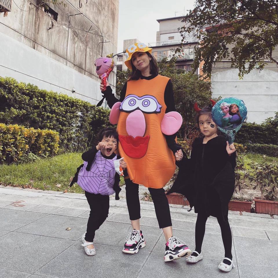 賈靜雯與兩個女兒裝扮過萬聖節。圖／摘自臉書
