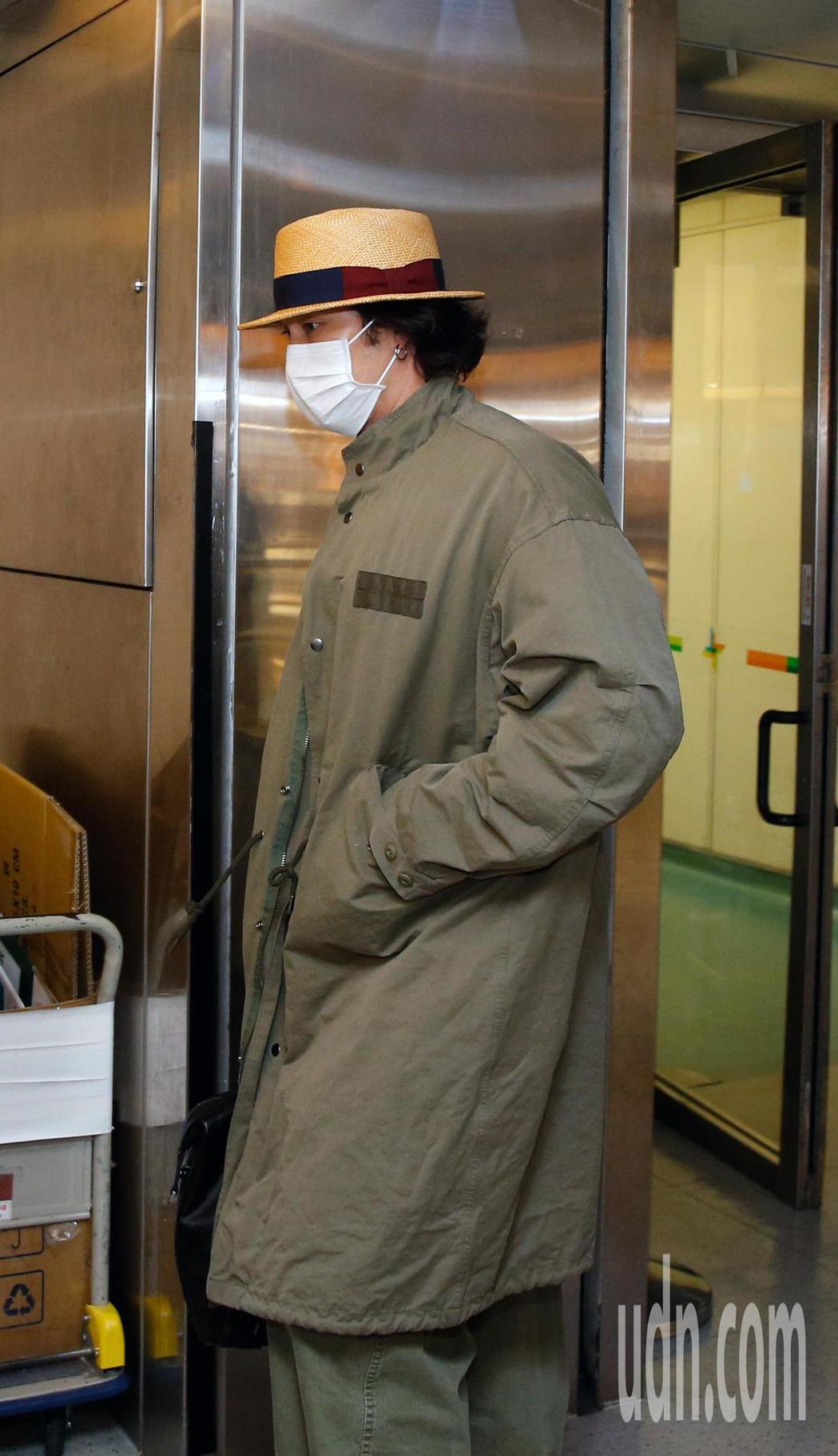 韓星蘇志燮傍晚抵台，他穿著大衣、帽子與口罩低調現身桃園機場。記者鄭超文／攝影