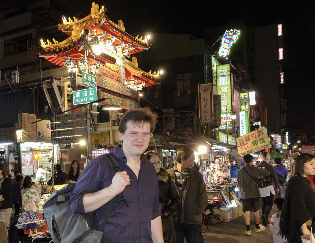 史凡塔迪肯首度來台灣，開心逛華西街夜市。圖／海鵬提供