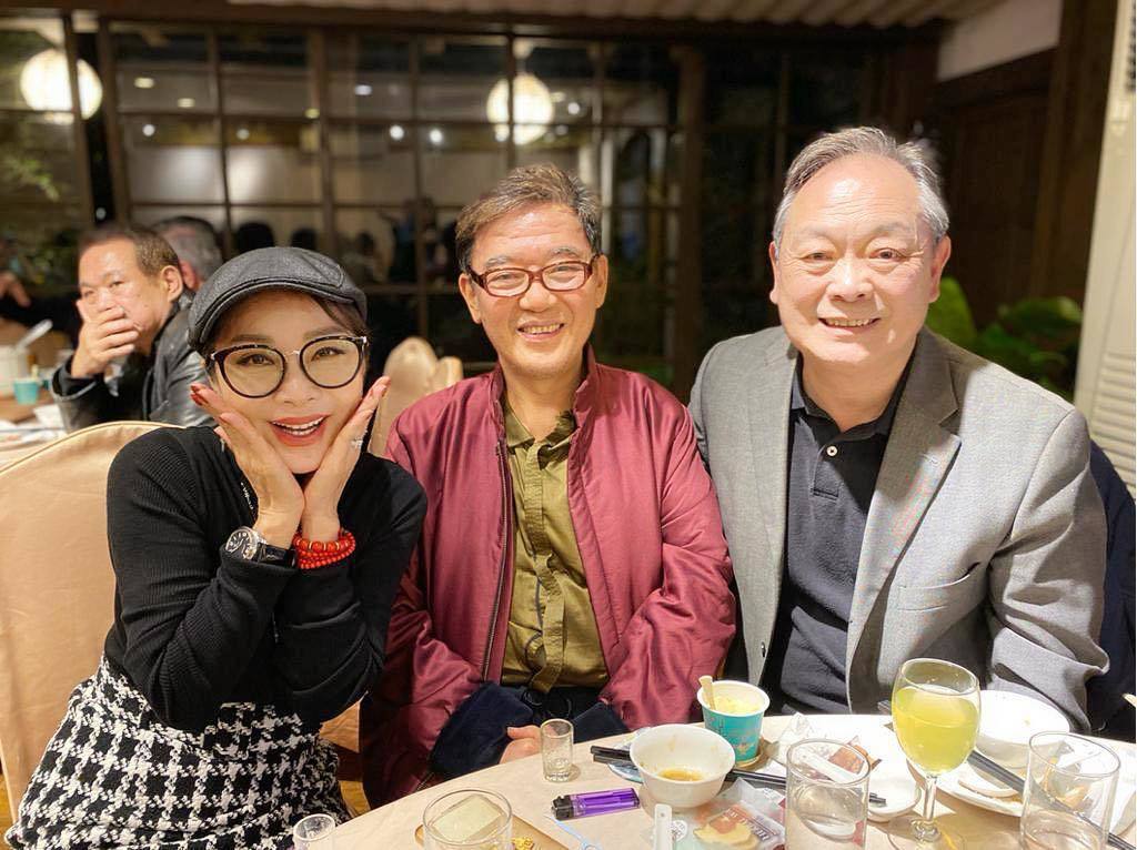 陳美鳳(左起)開心在婚禮上見到李立群、張復建等老友。圖／摘自臉書
