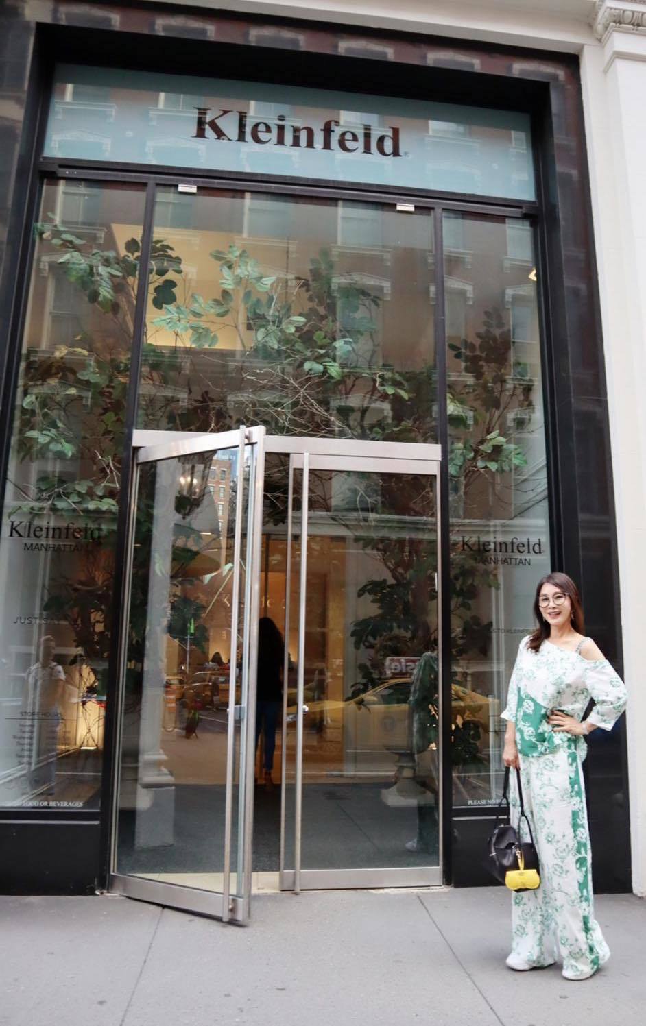 陳美鳳在紐約知名婚紗禮服店挑選婚紗。 圖／擷自陳美鳳臉書
