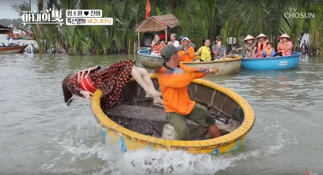 南韓女星咸素媛玩「桶船旋轉咖啡杯」意外遭拋飛入水。圖／擷自YouTube