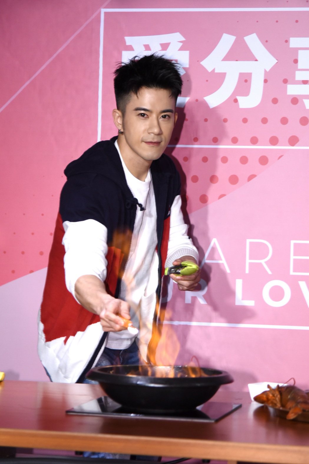 JR在新戲中擔任廚師，現場也秀廚藝，當場料理火焰爆炒龍蝦石頭鍋。圖／天晴娛樂提供
