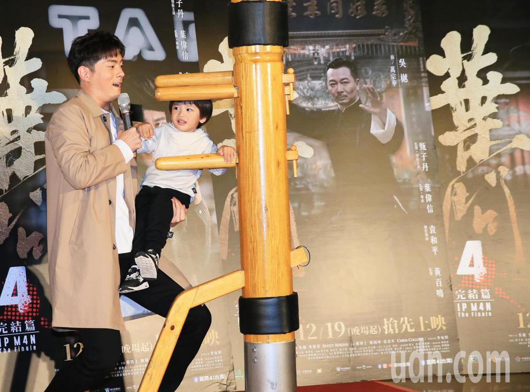 宥勝下午帶著兩歲多的兒子剴剴出席葉問4終結篇的宣傳活動。記者潘俊宏／攝影